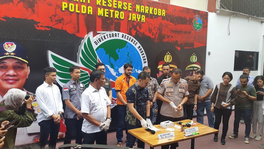 Rilis kasus narkoba pesohor di Direktorat Reserse Narkoba Polda Metro Jaya, Jumat (16/8/2019) sore. Pesinetron RR tersandung kasus narkoba untuk ketiga kalinya.