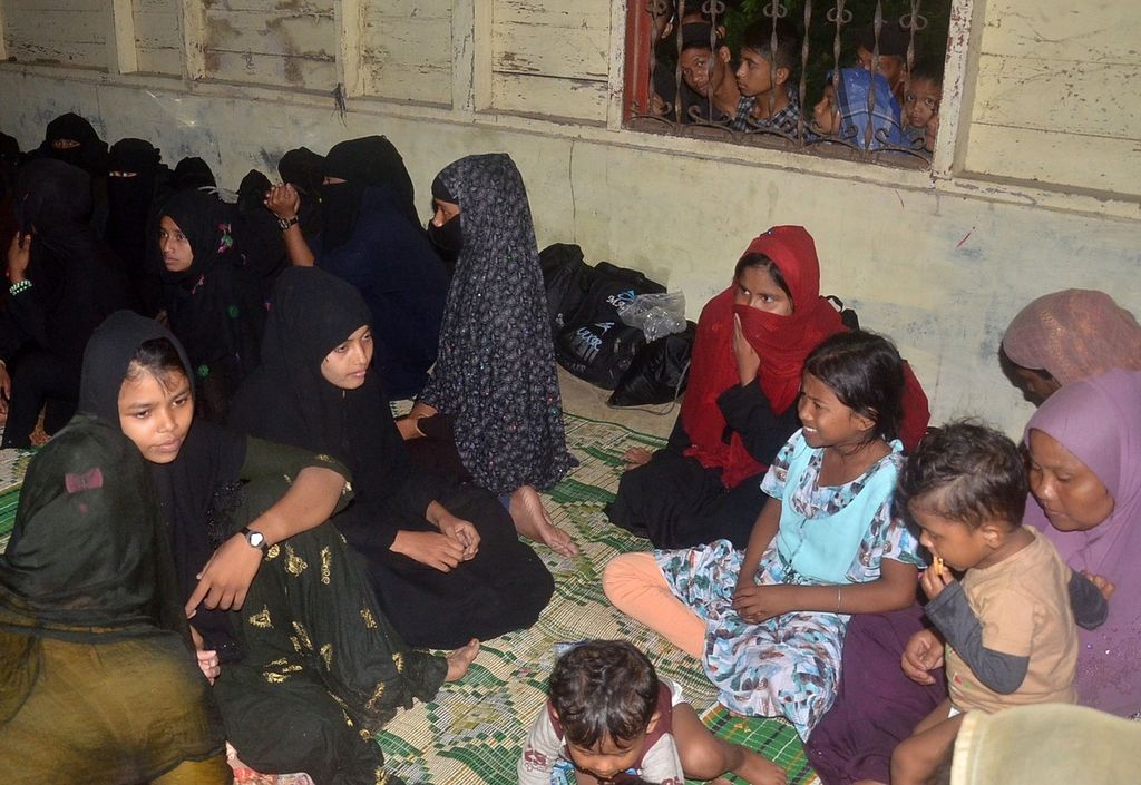 Pengungsi etnis Rohingya berada di penampungan sementara Desa Matang Peulawi, Kecamatan Peureulak, Kabupaten Aceh Timur, Aceh, Senin (27/3/2023). 
