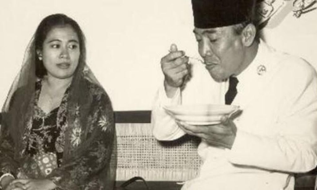 Foto arsip Soekarno menikmati sayur lodeh didampingi Fatmawati.