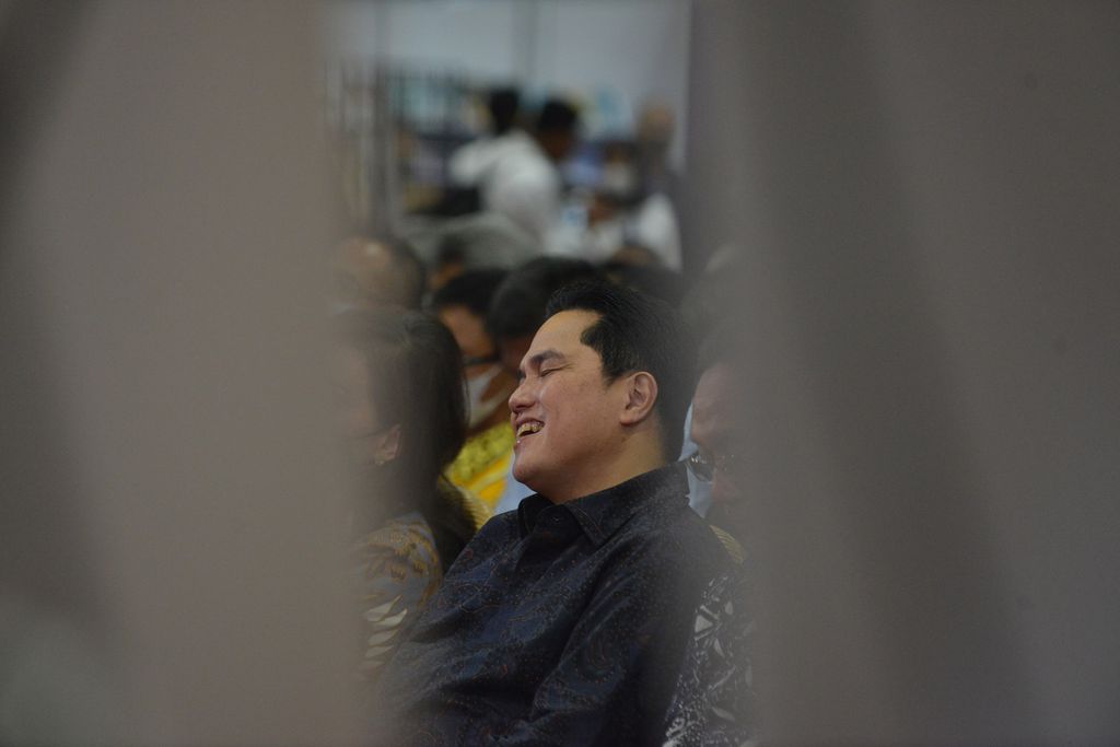 Menteri Badan Usaha Milik Negara (BUMN) Erick Thohir tertawa dalam Peluncuran Buku Biografi Erick Thohir, <i>(Bukan) Kisah Sukses Erick Thohir,</i> di Gedung Jakarta Convention Center, Jakarta Pusat, Kamis (10/11/2022).