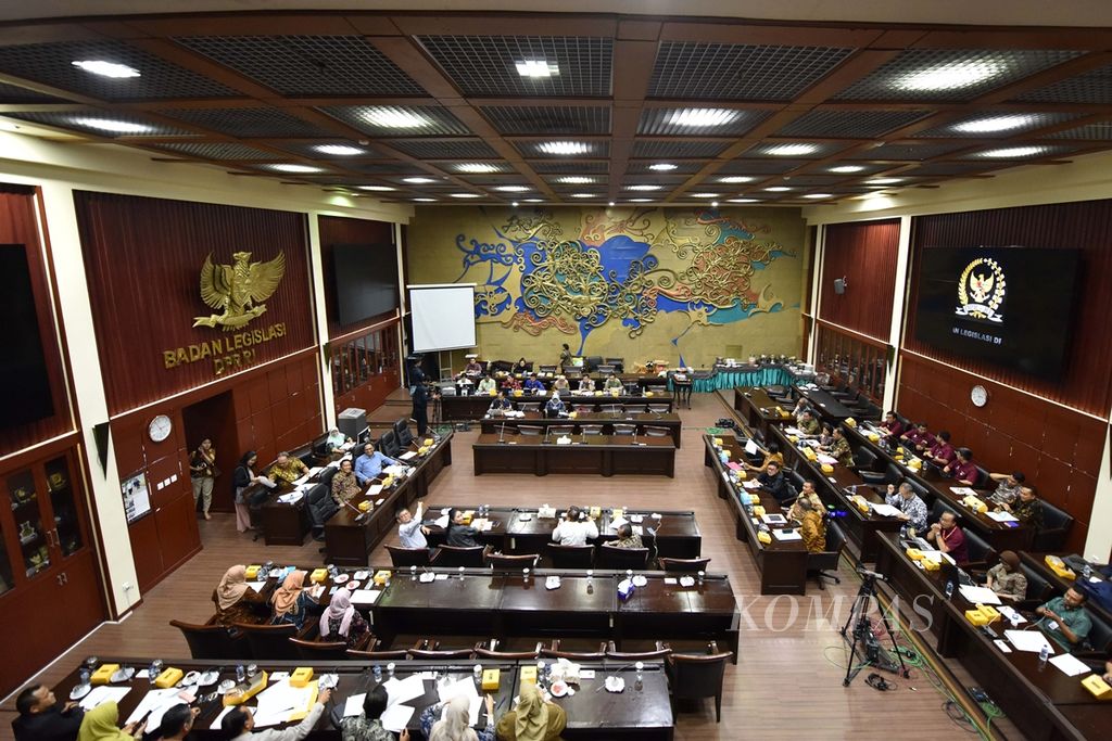 Panitia Kerja Revisi UU Nomor 2/2018 tentang MPR, DPR, DPD, dan DPRD (UU MD3) menggelar rapat bersama perwakilan pemerintah di Badan Legislasi DPR, Senayan, Jakarta, Jumat (13/9/2019). 
