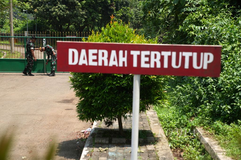 Prajurit menutup jalan masuk Gudang Munisi Daerah (Gudmurah) Kodam Jaya yang terbakar dan meledak di Desa Ciangsana, Kecamatan Gunung Putri, Kabupaten Bogor, Jawa Barat, Minggu (31/3/2024).