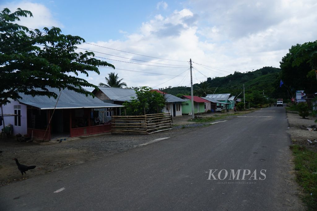 Rumah-rumah semipermanen berjajar di Desa Ratatotok Selatan, Belang, Minahasa Tenggara, Sulawesi Utara, Selasa (9/12/2023). Rumah-rumah itu berdiri di atas lahan perkebunan kelapa berstatus hak guna usaha yang telantar.