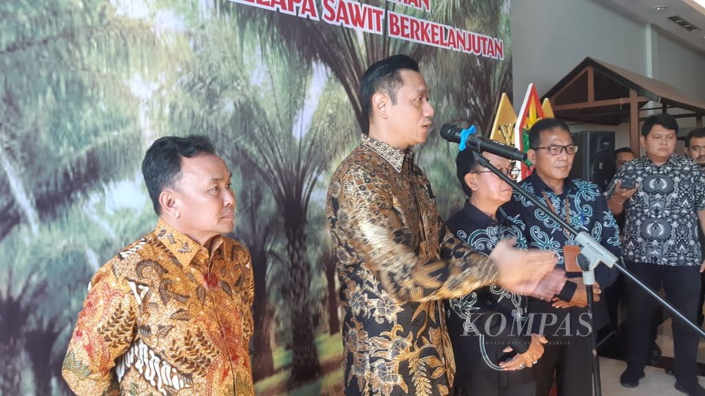 Menteri Agraria dan Tata Ruang atau Kepala Badan Pertanahan Nasional atau ATR/BPN Agus Harimurti Yudhoyono atau AHY (tengah) bersama Gubernur Kalteng Sugianto Sabran (kiri) dan Ketua Umum Gapki (kanan) Eddy Martono memberikan keterangan media di sela-sela kegiatan Forum Kelapa Sawit Borneo ke-7 di Palangka Raya, Kalimantan Tengah, Jumat (28/6/2024). 