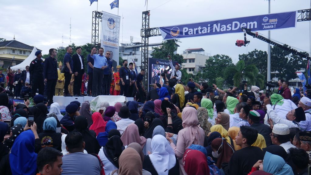 Bakal calon presiden dari Partai Nasdem, Anies Baswedan, berorasi di hadapan ribuan pendukungnya di lapangan Istana Maimun, Medan, Sumatera Utara, Jumat (4/11/2022).