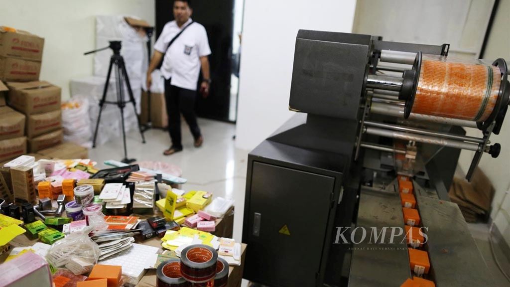 Mesin untuk memalsukan kosmetik ditunjukkan kepada wartawan saat Badan Pengawas Obat dan Makanan melakukan rilis pengungkapan kasus pemalsuan kosmetik di kawasan Kalideres, Jakarta Barat, Jumat (25/1/2019). 