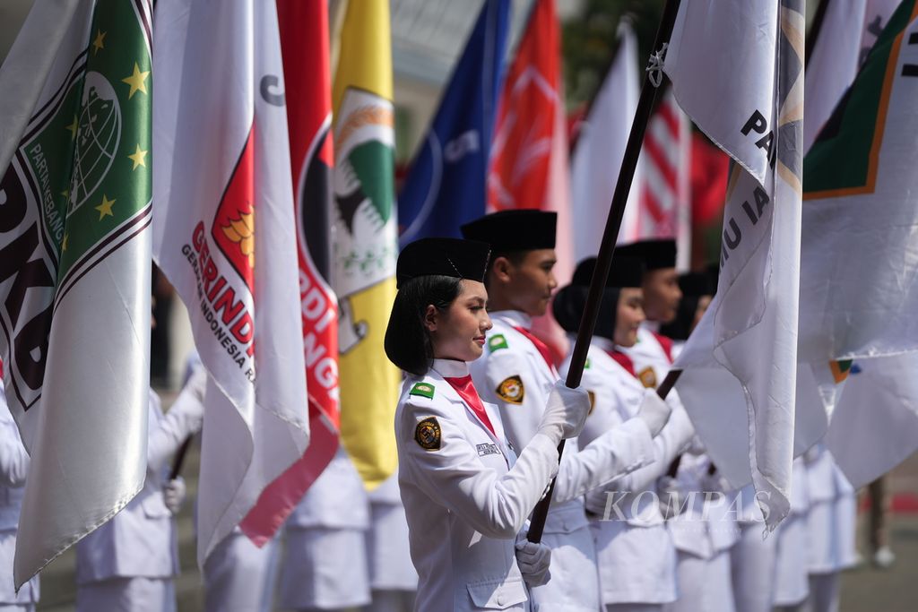 Pasukan Pengibar Bendera Pusaka meramaikan Kirab Pemilu 2024 di Alun-alun Kota Bekasi, Jawa Barat, Minggu (19/11/2023). Kirab diikuti penyelenggara pemilu dan 18 partai politik peserta pemilu. 