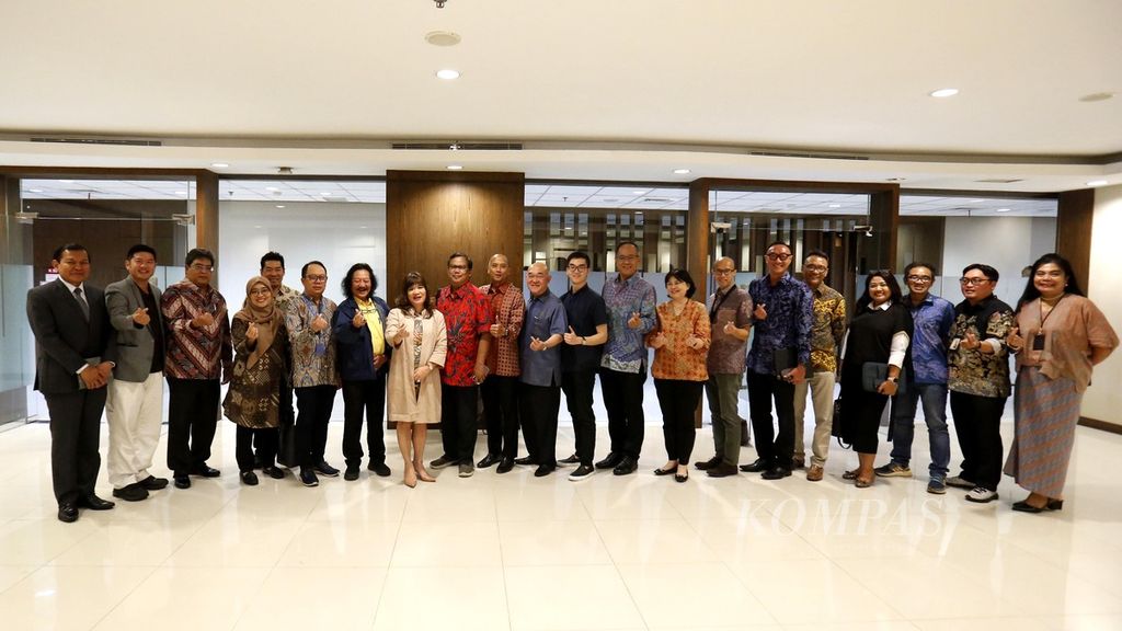 Sejumlah CEO dari berbagai perusahaan yang tergabung dalam Kompas Collaboration Forum (KCF) berfoto bersama dengan jajaran Redaksi <i>Kompas</i> usai diskusi Afternoon Tea #15 KCF, Jumat (29/9/2023), di Gedung Kompas Gramedia, Jakarta. Diskusi tersebut bertajuk Peta Politik 2024.