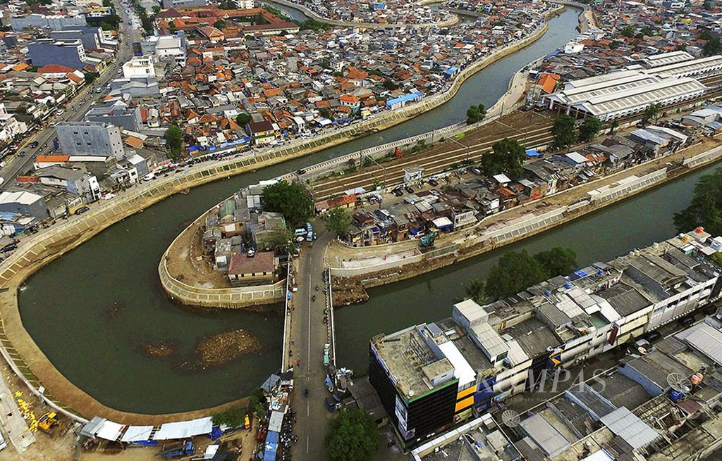 Sebagian bantaran Sungai Ciliwung di Bukit Duri, Jakarta, yang telah dinormalisasi, Sabtu (7/10). Total bantaran Ciliwung yang sudah ditata saat ini menjadi 9 kilometer dari panjang total 19 kilometer.
