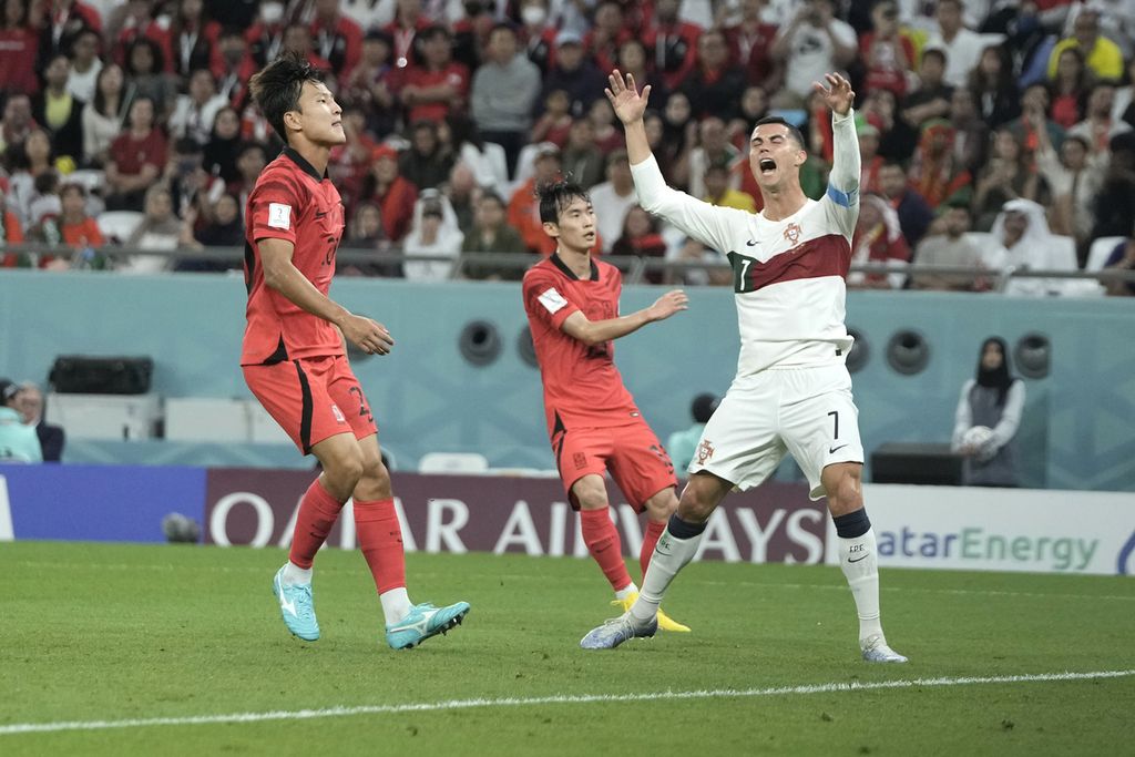 Striker Cristiano Ronaldo (kanan), bereaksi setelah kehilangan peluang mencetak gol di pertandingan sepak bola grup H Piala Dunia antara Korea Selatan dan Portugal, di Stadion Education City di Al Rayyan, Qatar, Jumat (2/12/2022). 