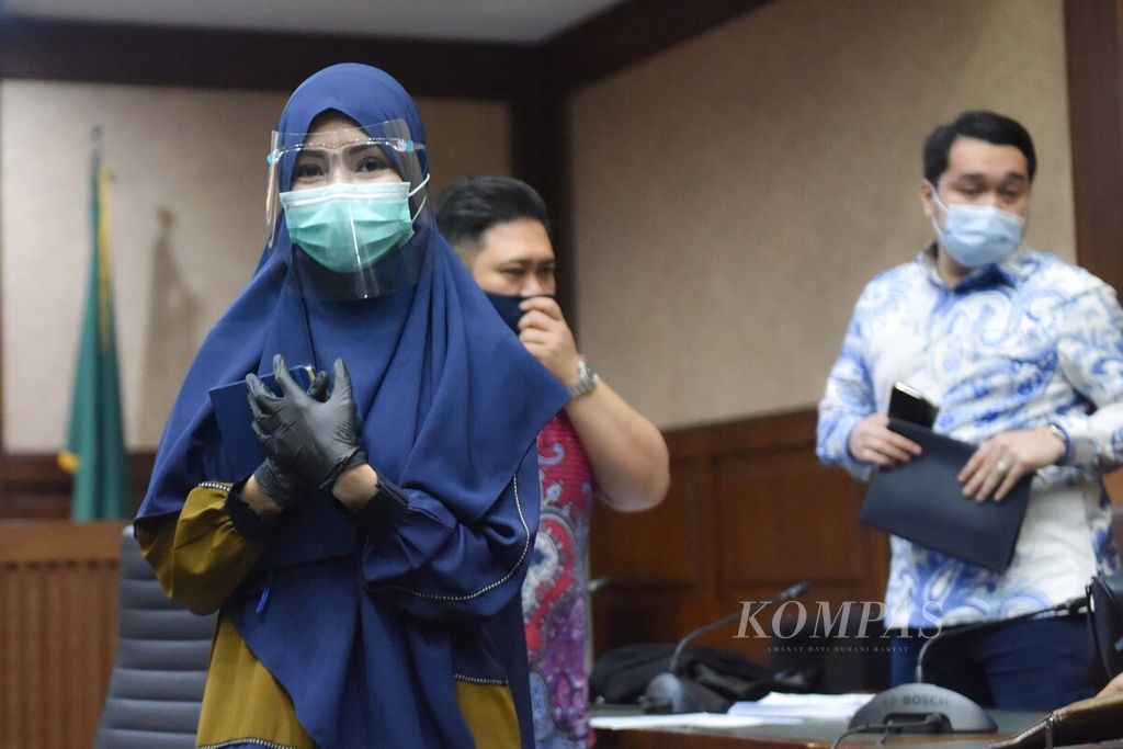 Bekas Kepala Subbagian Pemantauan dan Evaluasi II pada Biro Perencanaan Jaksa Agung Muda Pembinaan Pinangki Sirna Malasari berjalan keluar dari ruang sidang setelah mengikuti sidang lanjutan di Pengadilan Tindak Pidana Korupsi (Tipikor) pada Pengadilan Negeri Jakarta Pusat, Rabu (2/12/2020). Jaksa penuntut umum (JPU) Kejaksaan Agung hari itu kembali menghadirkan sejumlah saksi untuk didengar keteranganya dalam perkara suap fatwa Mahkamah Agung (MA) yang menjerat Pinangki Sirna Malasari. Pinangki diduga menerima hadiah sebesar 500.000 dollar AS atau Rp 7 milliar dari terpidana kasus hak tagih Bank Bali, Joko Soegiarto Tjandra.