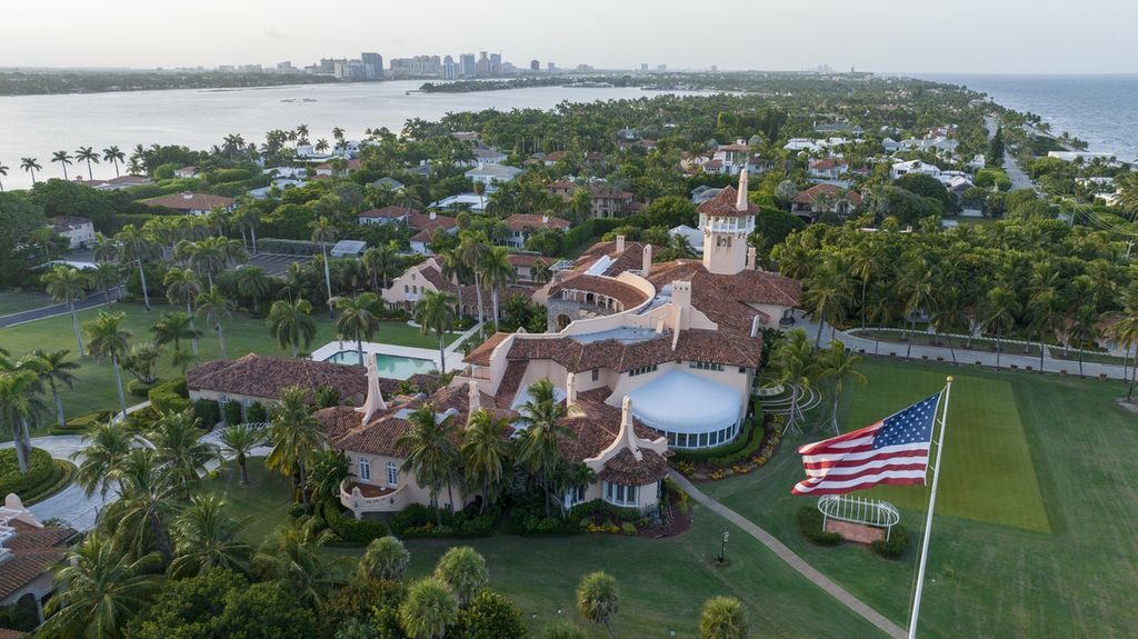 Pemandangan dari udara rumah peristirahatan mantan Presiden AS Donald Trump di Mar-a-Lago, Palm Beach, Florida, AS, 10 Agustus 2022. 