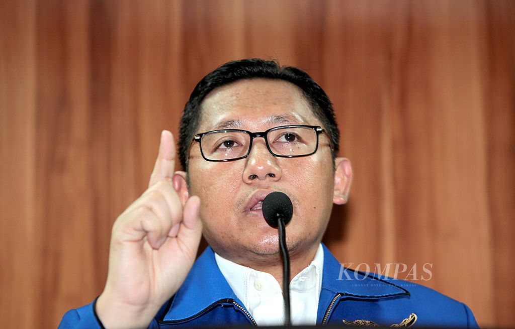 Anas Urbaningrum saat menyatakan pengunduran dirinya sebagai Ketua Umum Partai Demokrat, di Kantor DPP Partai Demokrat di Jakarta, Sabtu (23/2/2013). 