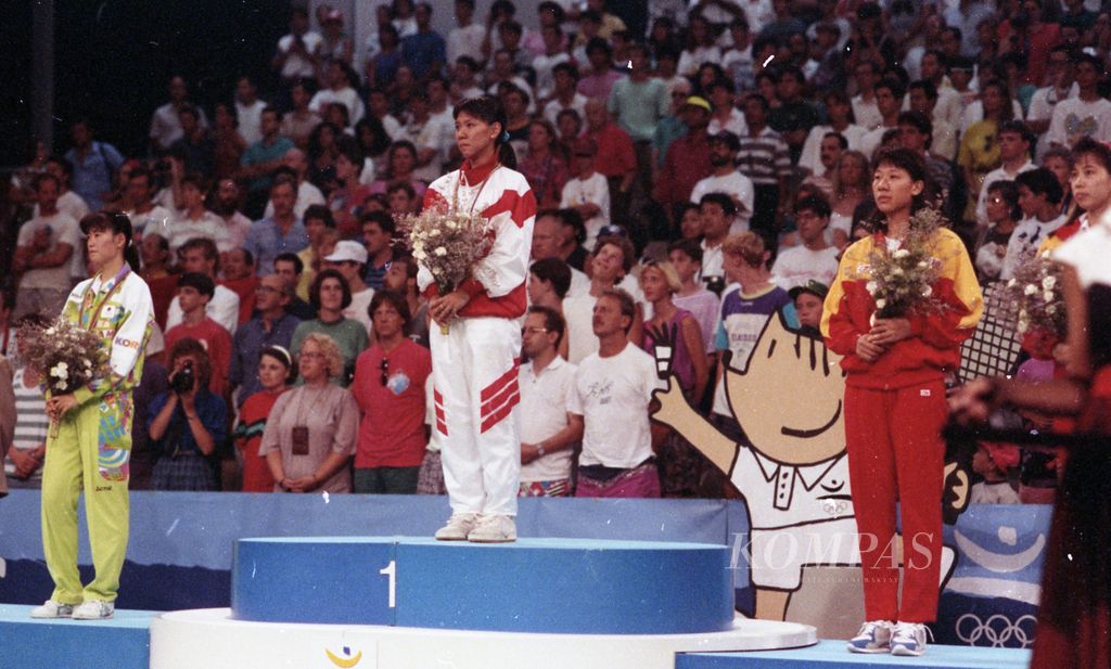 Pemain bulu tangkis putri terbaik, Susi Susanti (tengah), setelah menerima pengalungan medali emas tunggal putri bulu tangkis Olimpiade 1992 yang diraihnya di Pavelo de la Mar Bella, Barcelona, Selasa (4/8/1992). Susi menjadi orang Indonesia pertama yang mempersembahkan medali emas olimpiade bagi Ibu Pertiwi. Susi memastikan keberhasilannya setelah menundukkan pemain Korea Selatan Bang Soo-hyun di final.