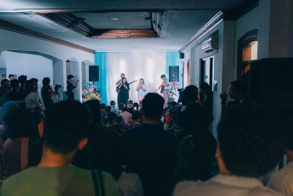 Suasana pertunjukan Idgitaf di Sunyi Coffee, Jakarta, Minggu (5/5/2024).