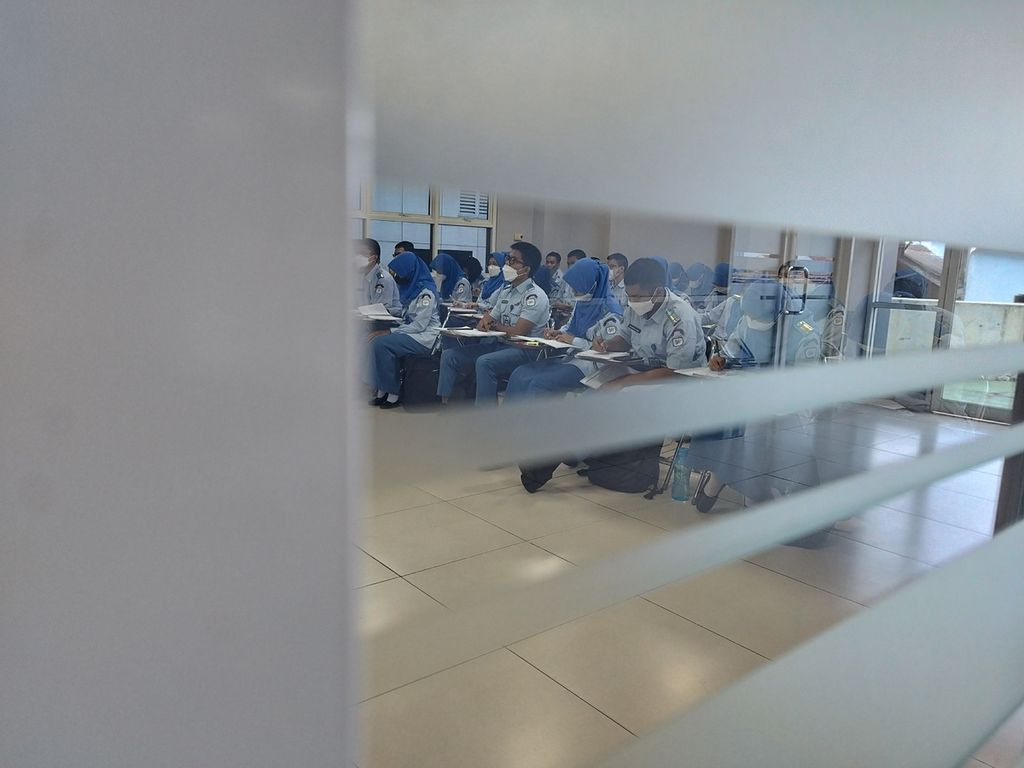 Sejumlah mahasiswa tengah belajar di ruang kelas Kampus Politeknik Statistika STIS, Jakarta, Selasa (7/3/2023).