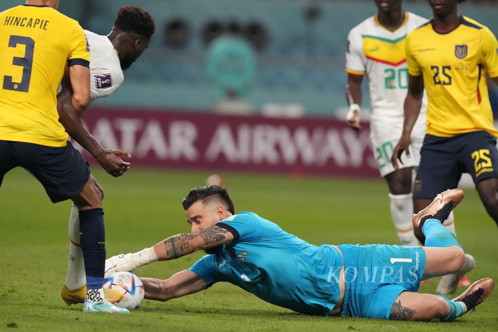 Kiper Ekuador, Hernan Galindez, coba menangkap bola saat melawan Senegal di pertandingan terakhir fase Grup A Piala Dunia 2022 di Stadion Khalifa, Qatar, Selasa (29/11/2022). Senegal melaju ke babak 16 besar setelah mengalahkan Ekuador 2-1.