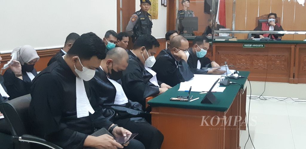 Jaksa penuntut umum membacakan tuntutan untuk terdakwa Irjen Teddy Minahasa dalam perkara peredaran narkotika, di Pengadilan Negeri Jakarta Barat, Jakarta, Kamis (30/3/2023).