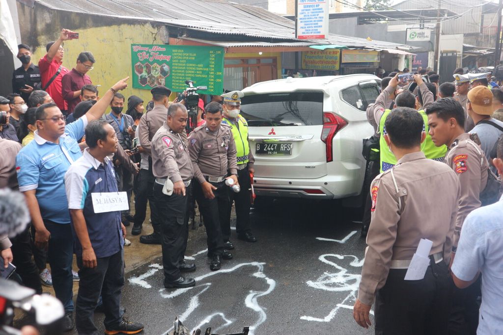Polisi sedang menandai posisi Hasya dan motornya saat adegan rekonstruksi kecelakaan di jalan Srengseng Sawah, Jagakarsa, Jakarta Selatan, Kamis (2/2/2023)