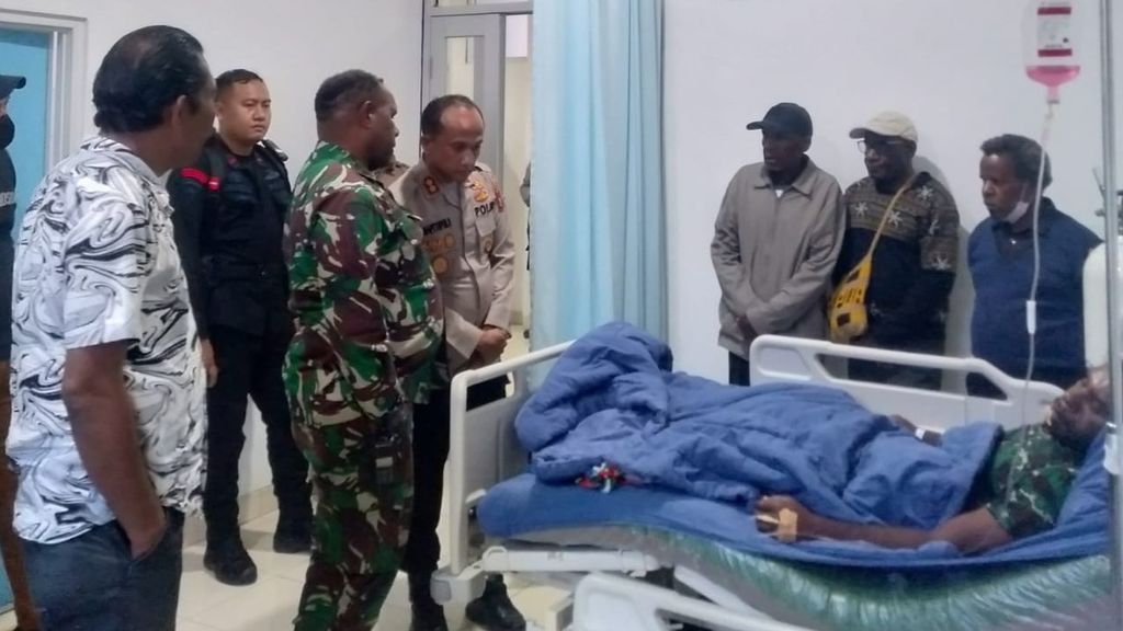 Pihak Kodim 1702/Jayawijaya dan Polda Papua melihat kondisi Prajurit Satu Hiron Paragai yang menjalani perawatan di Rumah Sakit Umum Wamena pada Minggu (21/8/2022). Hiron menjadi korban pemukulan oleh anggota Brimob sehari sebelumnya.