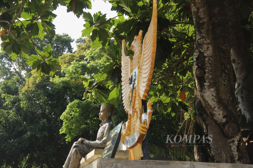 Patung Bung Karno diletakkan di bawah pohon sukun di Kabupaten Ende, Nusa Tenggara Timur, Senin (20/6/2022). Di tempat inilah Soekarno merenungkan rumusan Pancasila saat diasingkan oleh pemerintah kolonial Hindia Belanda.