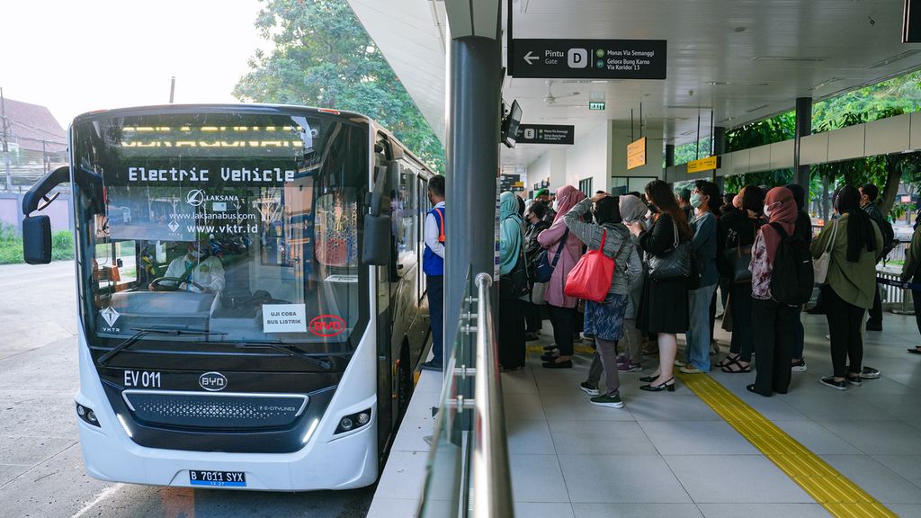 Penumpang antre memasuki bus Transjakarta di Halte Ragunan, Jakarta Selatan, Rabu (17/5/2023).
