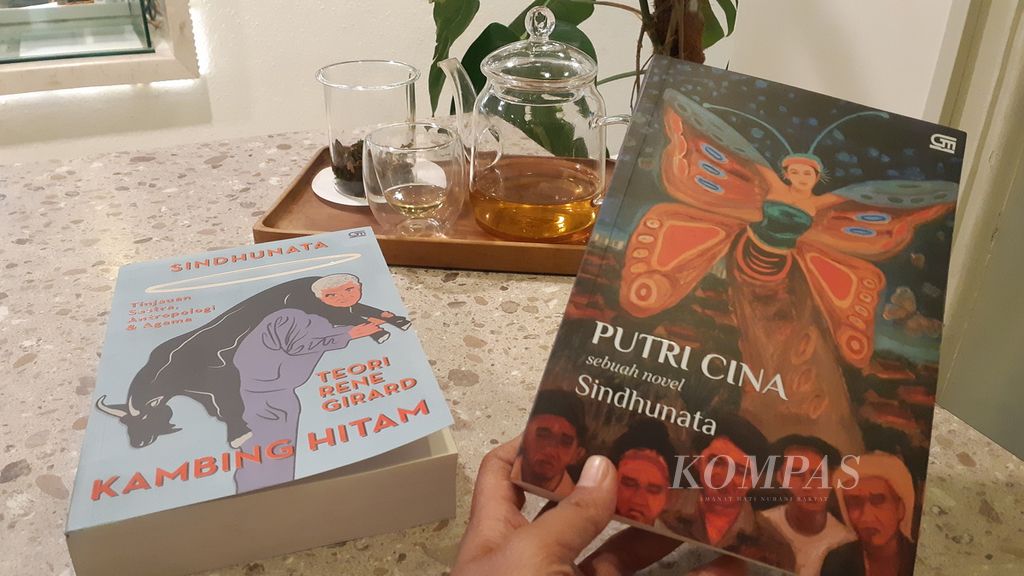 Buku <i>Putri China</i> karya Sindhunata. Buku fiksi sejarah terkait kerusuhan Mei 1998 tersebut diluncurkan ulang, dan acaranya dilakukan pada Rabu (24/05/2023) di SMAK Kolese Santo Yusuf, Malang.