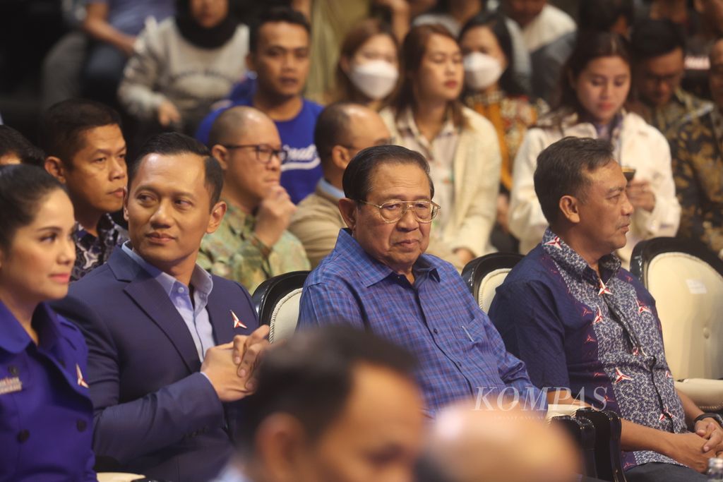 Ketua Majelis Tinggi Partai Demokrat Susilo Bambang Yudhoyono (dua kanan) didampingi Ketua Umum Partai Demokrat Agus Harimurti Yudhoyono (AHY, dua dari kiri) dan Sekretaris Majelis Tinggi Partai Demokrat Andi Mallarangeng (kanan) hadir saat penyampaian pidato politik Ketua Umum Partai Demokrat di Jakarta, Selasa (6/2/2024). 