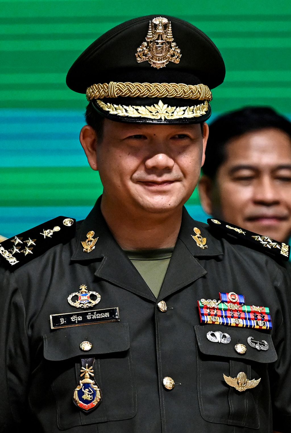 Jenderal Hun Manet, Komandan Angkatan Darat Kerajaan Kamboja dan anak tertua Perdana Menteri Hun Sen, mengikuti upacara promosi di Kementerian Pertahanan Nasional di Phnom Penh pada 20 April 2023. 