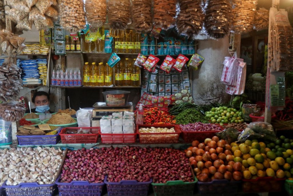 Pedagang bahan pangan menunggu pembeli di Pasar PSPT, Tebet, Jakarta Selatan, Jumat (2/4/2021). Badan Pusat Statistik mencatat, angka inflasi pada Maret 2021 sebesar 0,08 persen. Cabai rawit dan bawang merah menjadi salah satu penyumbang inflasi.
