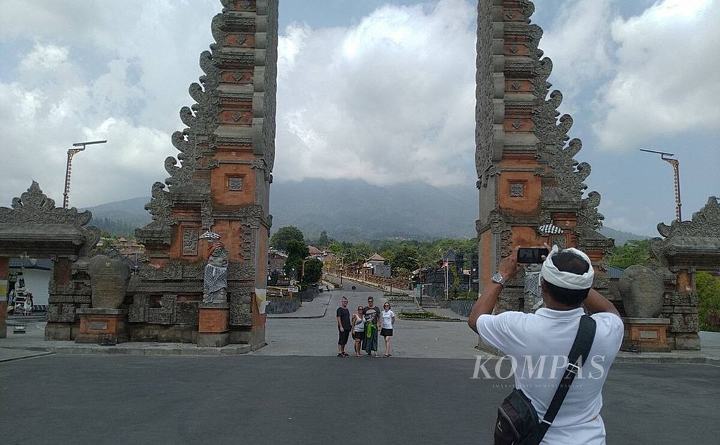 Kawasan suci Pura Agung Besakih di Karangasem, Bali, menjadi daya tarik wisata, yang mengundang kunjungan wisatawan. Foto diambil Rabu (8/11/2023). 