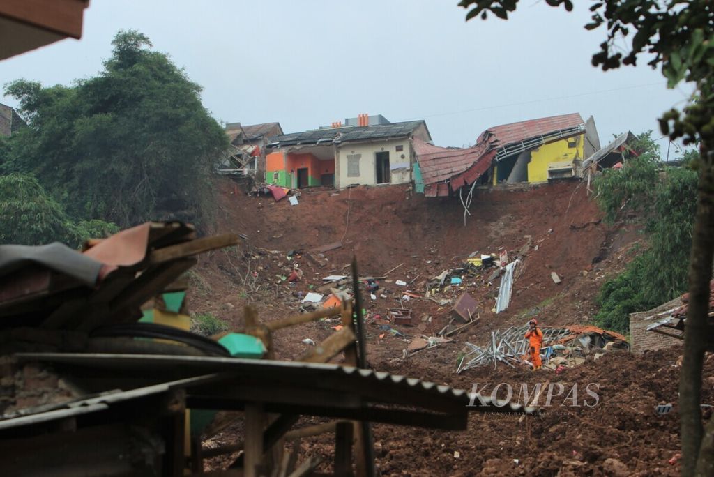 Personel Basarnas Bandung mengamati bekas longsor di Desa Cihanjuang, Kecamatan Cimanggung, Kabupaten Sumedang, Jawa Barat, Minggu (17/1/2021). Hingga Minggu sore, 32 orang tewas dan delapan orang lainnya belum ditemukan akibat longsor yang terjadi pada Sabtu (9/1) sore dan malam tersebut.