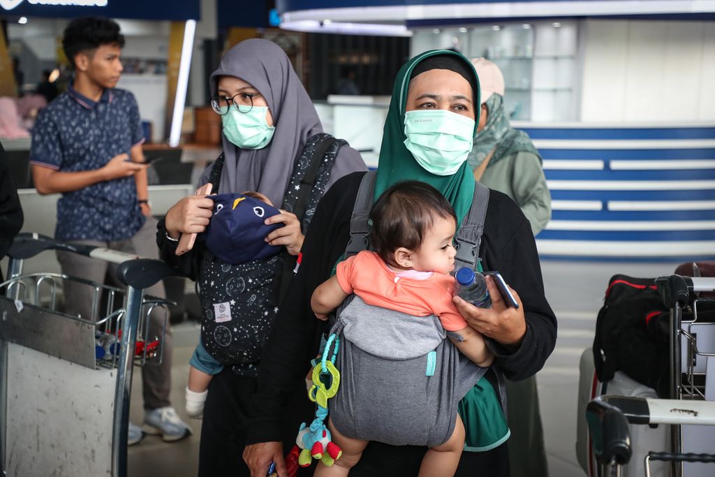 Warga Negara Indonesia (WNI) dari Sudan bersiap memasuki bus di Bandara Internasional Soekarno-Hatta, Tangerang, Banten, Jumat (28/4/2023). Sebanyak 385 WNI tiba di Indonesia setelah dievakuasi dari Sudan imbas konflik bersenjata yang terjadi di negara tersebut. Pemulangan ratusan WNI ini merupakan proses evakuasi tahap pertama yang diterbangkan dari Jeddah, Arab Saudi. Mereka terdiri dari 248 perempuan, 137 laki-laki, dan 43 anak-anak. ADRYAN YOGA PARAMADWYA (Z20) 28-04-2023