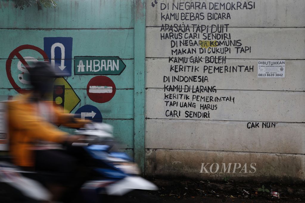 Tulisan bernada sindiran terhadap jalannya pemerintahan tertulis di tembok lahan di Cipondoh, Kota Tangerang, Banten, Kamis (5/11/2020). Tulisan ini seolah menjadi respons terhadap terancamnya kebebasan berbicara, terutama suara yang berbeda dengan penguasa.