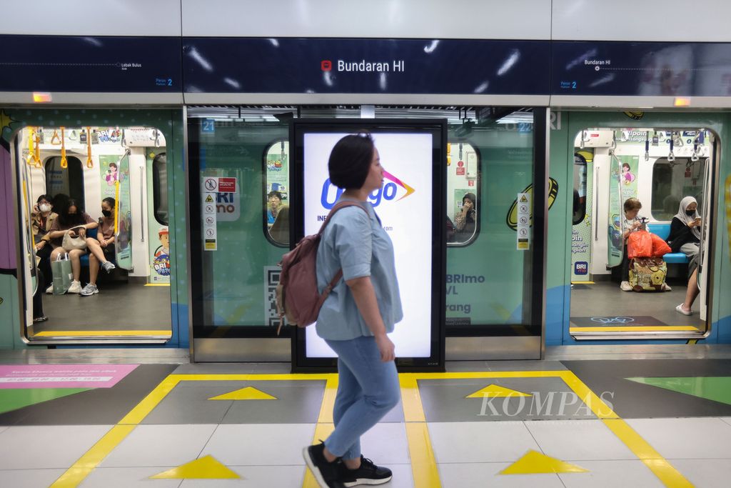 Warga berjalan menuju pintu masuk kereta MRT di Stasiun MRT Bundaran HI, Jakarta, Jumat (1/12/2024). 