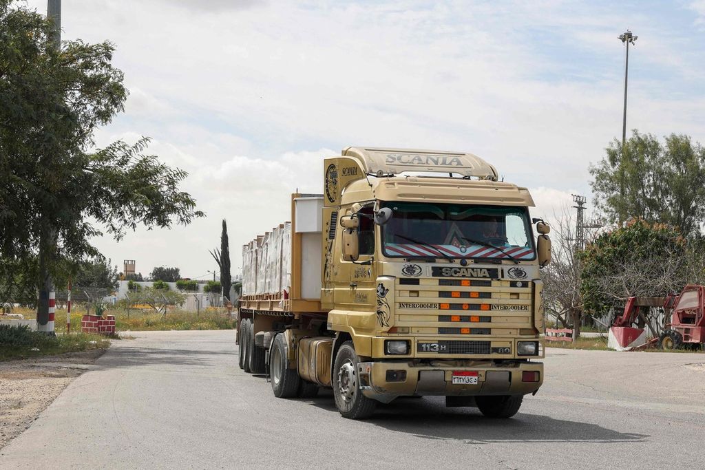 Sebuah truk pengangkut bantuan kemanusiaan untuk warga Gaza melewati pintu gerbang perbatasan Kerem Shalom di Israel selatan, 14 Maret 2024. 