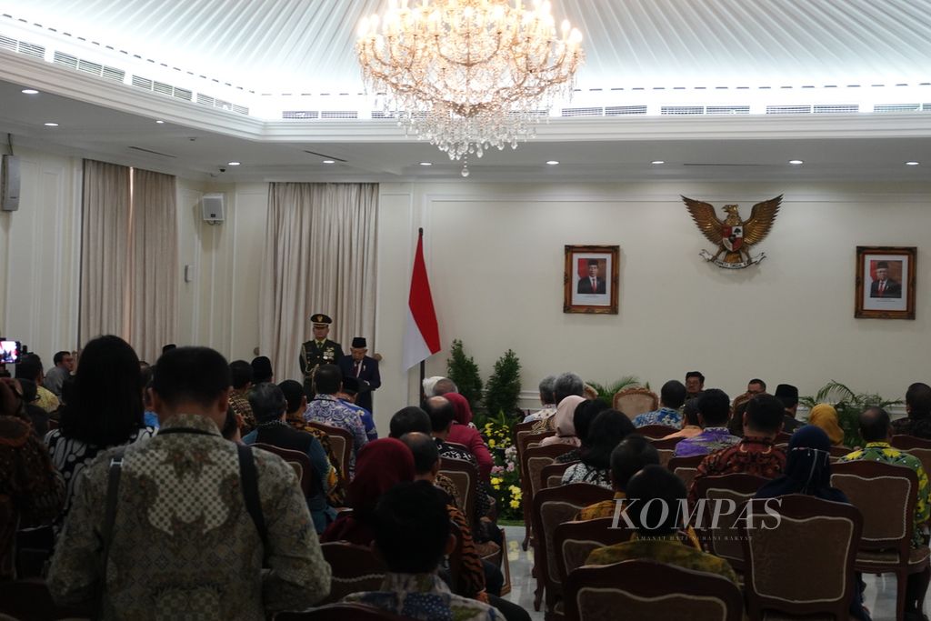 Wakil Presiden Ma'ruf Amin saat memberikan sambutan pada acara penyerahan penghargaan Adhikarya Pembangunan Pertanian di Istana Wakil Presiden, Jakarta, Senin (14/8/2023).