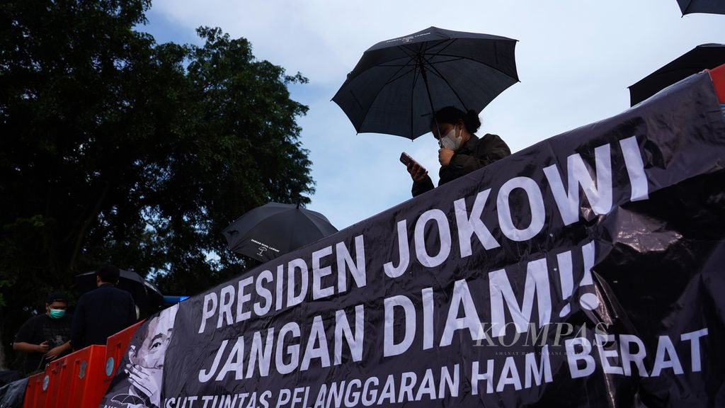 Para aktivis Jaringan Solidaritas Korban untuk Keadilan saat menggelar Aksi Kamisan di depan Istana Meredeka, Jakarta, Kamis (23/6/2022). 