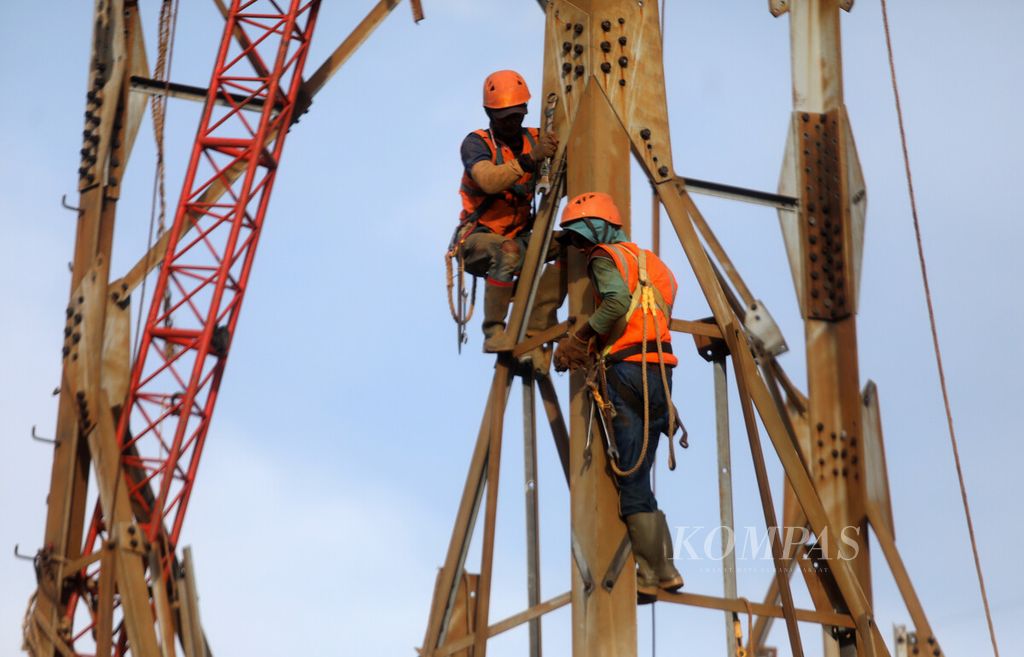 Pekerja konstruksi membongkar menara saluran udara tegangan ekstra tinggi (SUTET) model menara rangka besi yang telah diganti dengan tiang model <i>monopole </i>beton di kawasan Senen, Jakarta, Kamis (23/2/2023). 