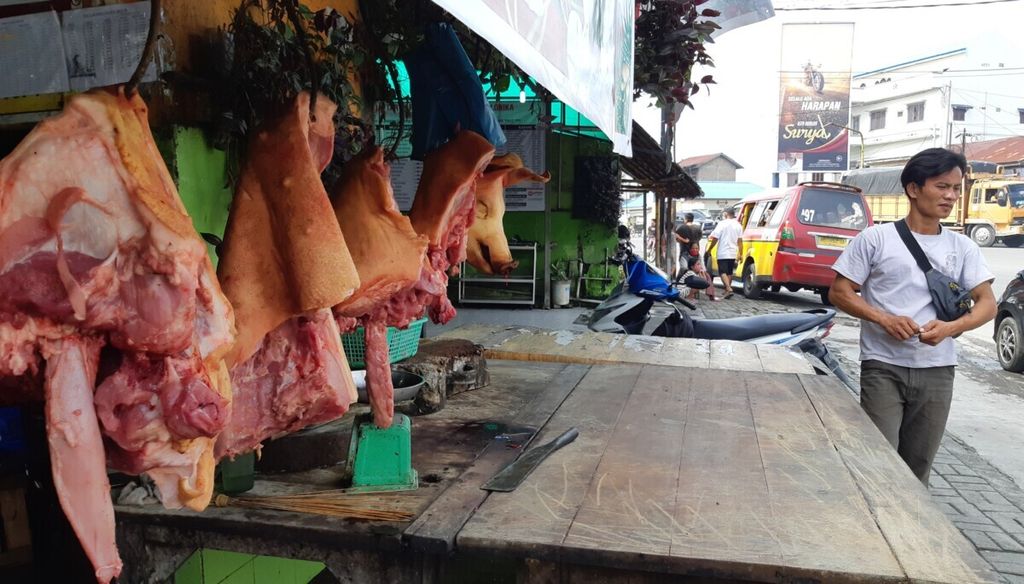 Pedagang menjual daging babi di Jalan Djamin Ginting, Medan, Sumatera Utara, Sabtu (23/1/2021).