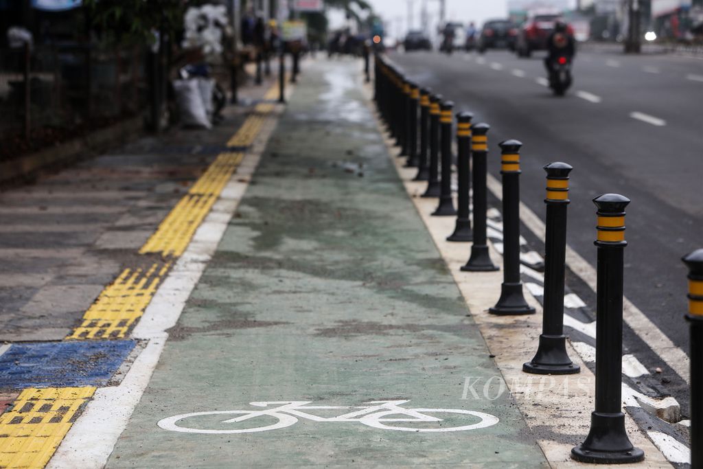 Jalur khusus sepeda tersedia di trotoar di Jalan Raya Rawa Buntu, Tangerang Selatan, Minggu (24/1/2021). 
