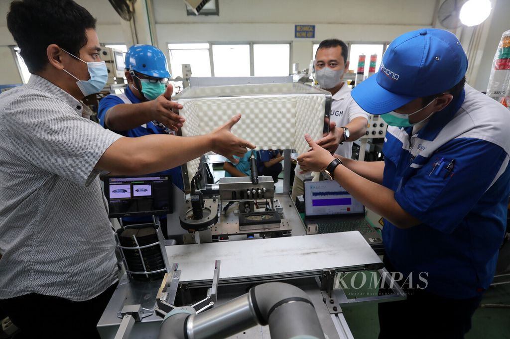 Teknisi dari PT Akebono Brake Astra Indonesia dan tim dari Universitas Gadjah Mada mempersiapkan alat pendeteksi keretakan pada produk kampas rem di pabrik tersebut di kawasan Kelapa Gading, Jakarta Utara, Rabu (1/2/2023). 