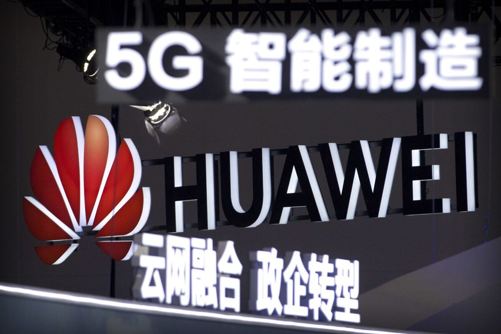 Dalam foto pada 26 September 2018 terlihat penanda promosi teknologi nirkabel 5G dari perusahaan teknologi China, Huawei, dipajang di PT Expo di Beijing, China, 