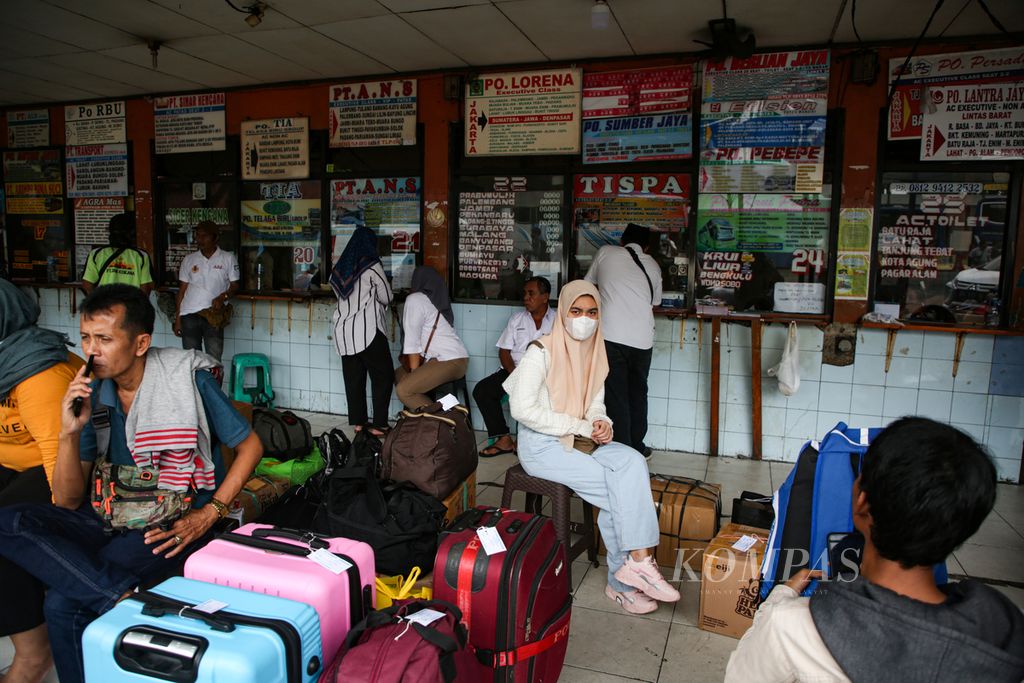 Calon penumpang menunggu di loket bus di Terminal Kalideres, Jakarta Barat, Senin (10/4/2023). Sejumlah pemudik, termasuk para mahasiswa yang telah libur kuliah, memilih mudik lebih awal karena ketersediaan tiket dan harga yang masih terjangkau. 