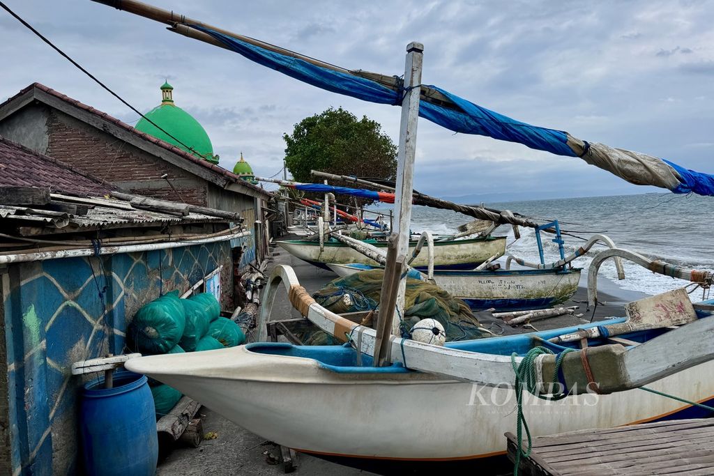 Kapal-kapal milik nelayan dinaikkan hingga ke jalan raya di kawasan pesisir Kuranji Bangsal, Kecamatan Labuapi, Lombok Barat, Nusa Tenggara Barat, Minggu (17/3/2024). 