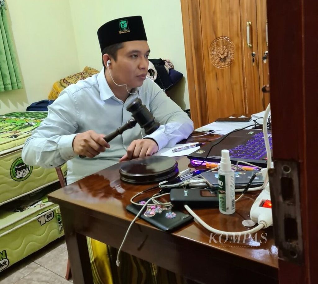 Wakil Sekretaris Jenderal Partai Persatuan Pembangunan (PPP) Achmad Baidowi memimpin rapat fraksi secara virtual dari kediamannya di Jakarta, awal Mei 2020.