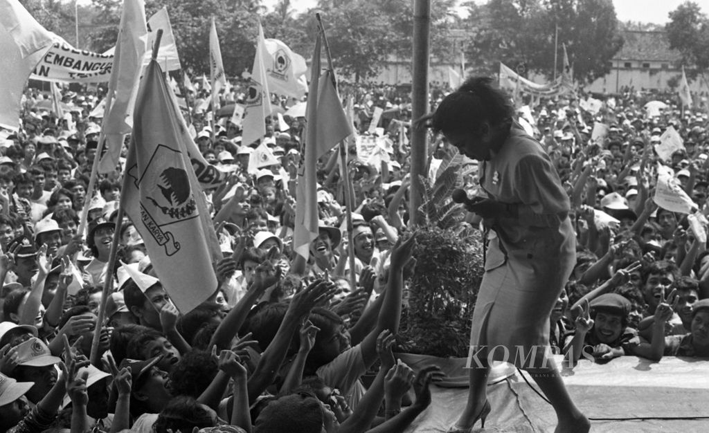 Penyanyi terkenal Hetty Koes Endang di depan massa Golkar dalam kampanye di Purwakarta, Jawa Barat,  Sabtu (11/4/1987). Ia bersama rekan-rekannya, seperti Ernie Djohan dan Lilies Soeryani,  mengikuti kampanye fungsionaris Golkar, Amir Machmud. 