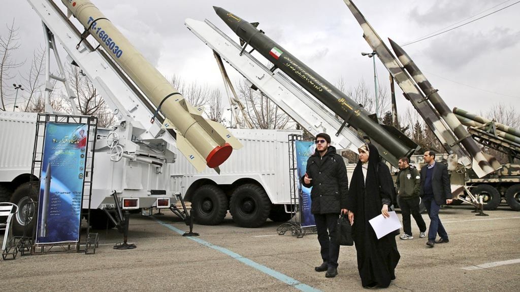Pameran militer digelar Pemerintah Iran untuk merayakan ulang tahun ke-40 Revolusi Islam Iran, yang menggulingkan shah dukungan AS, di Masjid Agung Imam Khomeini di Teheran, Iran, Minggu (3/2/2019). Sejak 1992, Iran telah mengembangkan sendiri senjata militernya, memproduksi mulai dari mortir hingga rudal.