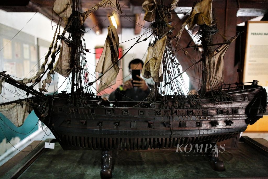 Pengunjung memotret miniatur kapal Amsterdam yang menjadi koleksi Museum Bahari, di Penjaringan, Jakarta Utara, Rabu (18/5/2022).
