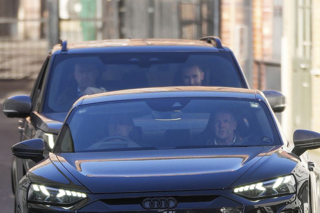 Pangeran William (kiri) sedang berkendara dari Klinik London, tempat Kate sedang memulihkan diri setelah menjalani operasi perut, pada 18 Januari 2024. 